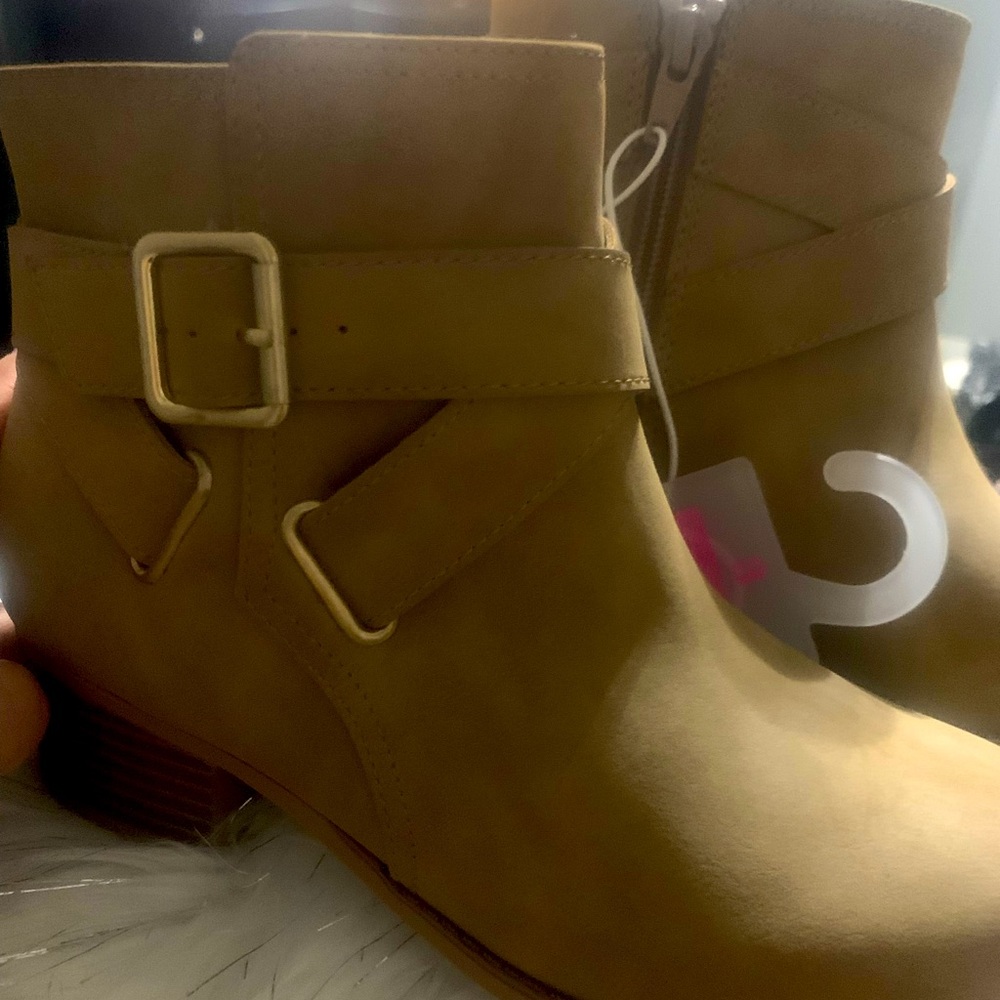 Tan BN young girls booties size 3